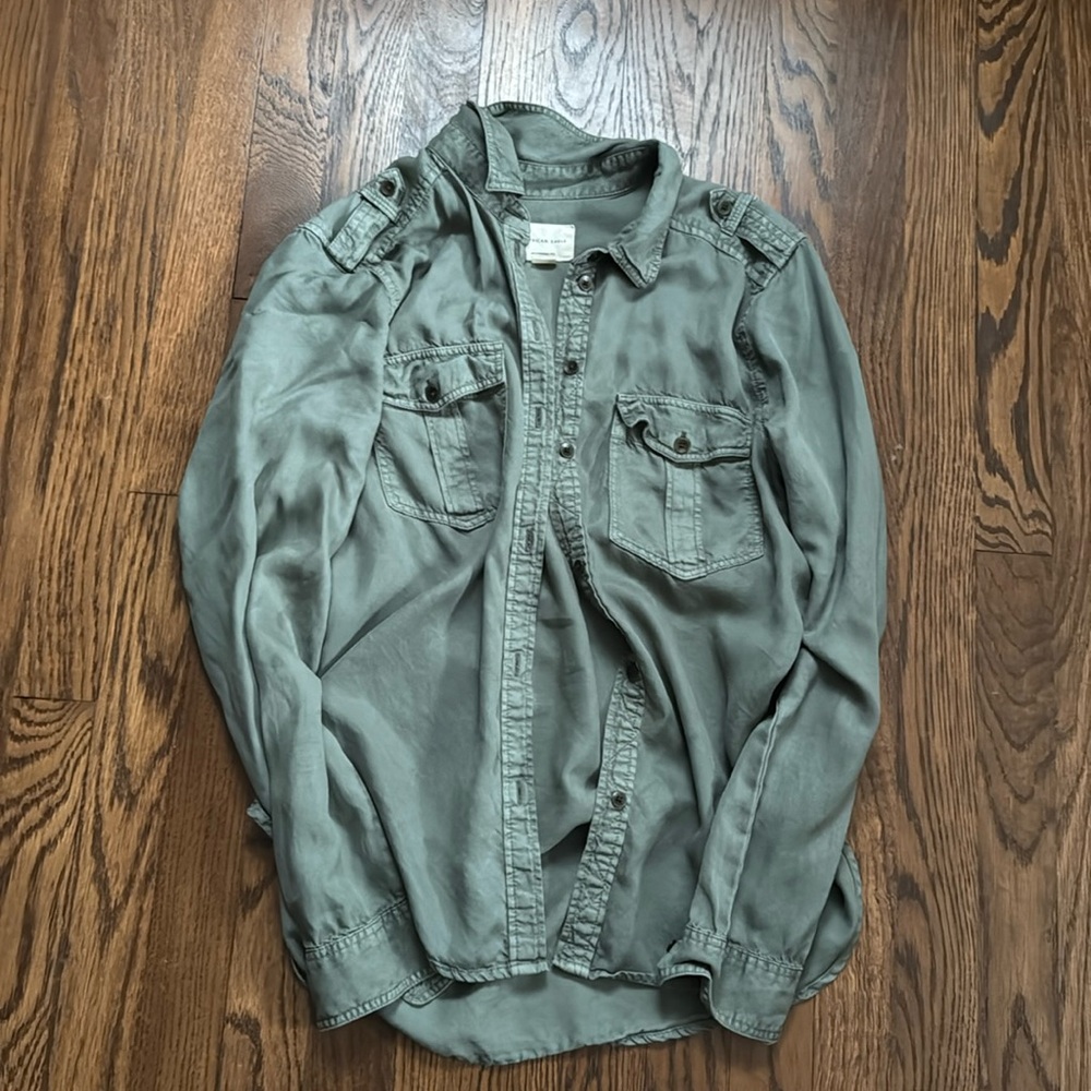 LIKE NEW// American Eagle Button down long sleeve- size small